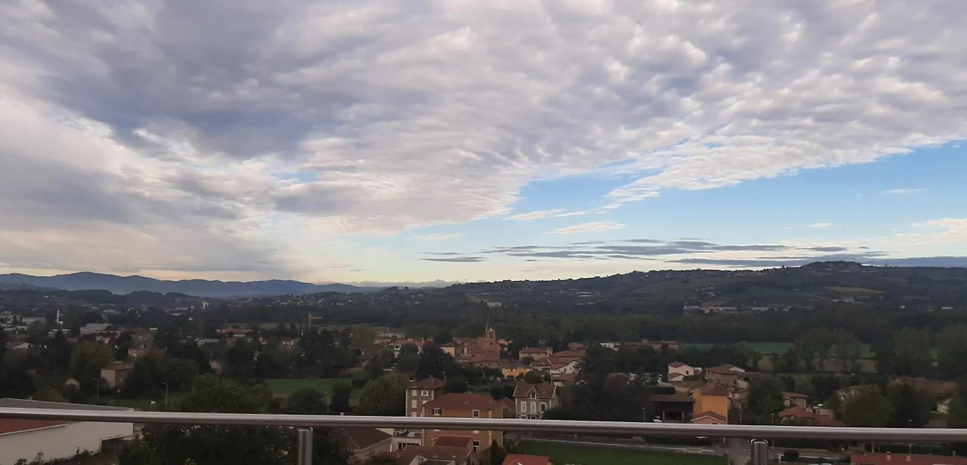 Apartment Studio Independant De 28 M2, Avec Vue Magnifique. Chazay-d'Azergues