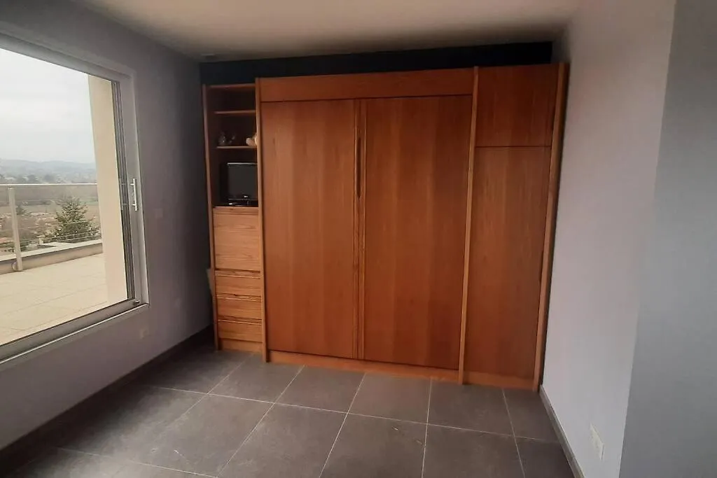 Studio Independant De 28 M2, Avec Vue Magnifique. Chazay-d'Azergues