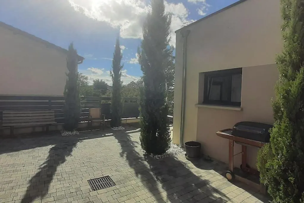 Apartment Studio Independant De 28 M2, Avec Vue Magnifique. Chazay-d'Azergues France