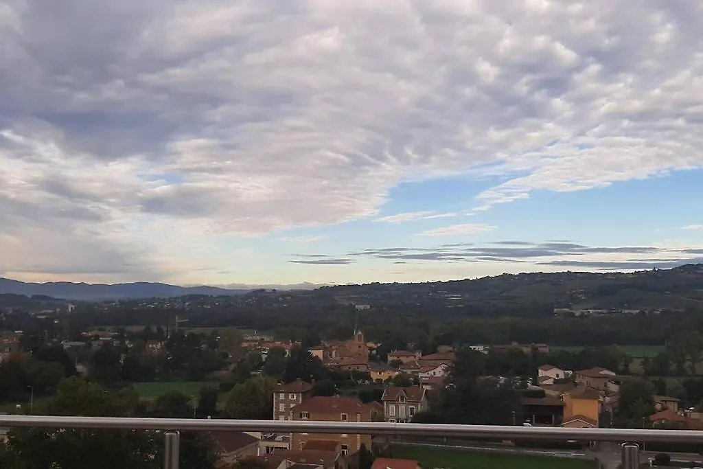 Apartment Studio Independant De 28 M2, Avec Vue Magnifique. Chazay-d'Azergues